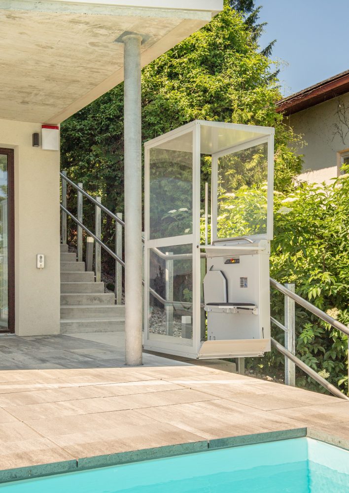 GTLE platform made of glass cabins in the exterior